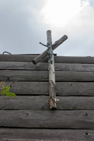 Skrzyczne ポーランドのシレジアベスキディの山々のピーク 古い木の小屋十字架と窓にイエスの姿のチャペル — ストック写真