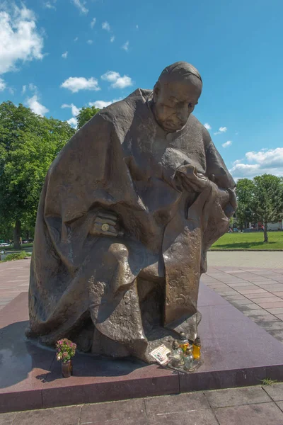 Czestochowa Pologne Juin 2020 Monument Cardinal Stefan Wyszynski Agenouillé Devant — Photo