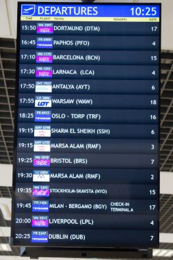 Katowice, Polonya, 25 Ocak 2020: Kalkış bilgi panosu, Katowice Havaalanı, Pyrzowice, kalkıştan önce bekleme yeri.