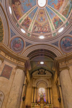 Hayfa, İsrail, 26 Ocak 2020: Hayfa, İsrail 'deki ünlü Stella Maris kilisesinde iç ve sunak