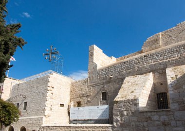 Filistin, Beytüllahim 'de İsa' nın Doğumu Bazilikası 'nın önündeki meydan. Görünür giriş. Beyaz bulutlu mavi gökyüzü