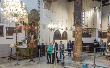 Beytüllahim, Filistin - 28 Ocak 2020: Beytüllahim 'deki İsa' nın Doğumu Bazilikası 'nın yenilenmiş iç kısmı. Duvarlarda mozaikler, sunaklar