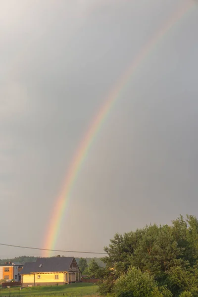 Regenbogen Über Einem Holzhaus Ländlicher Umgebung — Stockfoto