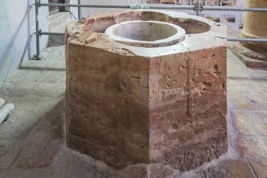 Beytüllahim, Filistin - 28 Ocak 2020: Beytüllahim 'deki İsa' nın Doğumu Bazilikası 'nın yenilenmiş iç kısmı. Eski vaftiz yazı tipi