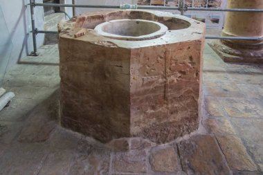 Beytüllahim, Filistin - 28 Ocak 2020: Beytüllahim 'deki İsa' nın Doğumu Bazilikası 'nın yenilenmiş iç kısmı. Eski vaftiz yazı tipi