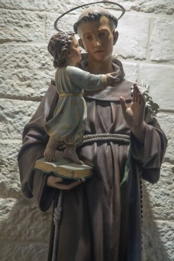 BETHLEHEM, Filistin, 28 Ocak 2020: Beytüllahim 'deki İsa' nın Doğumu Bazilikası 'nın altındaki mağaralar. İçinin detayları, Aziz Antoni heykelciği.