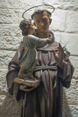 BETHLEHEM, Filistin, 28 Ocak 2020: Beytüllahim 'deki İsa' nın Doğumu Bazilikası 'nın altındaki mağaralar. İçinin detayları, Aziz Antoni heykelciği.