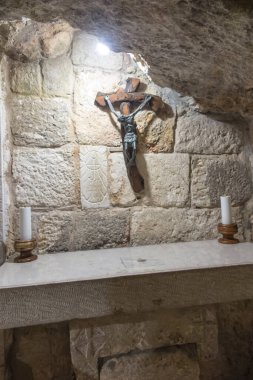 BETHLEHEM, Filistin, 28 Ocak 2020: Beytüllahim 'deki İsa' nın Doğumu Bazilikası 'nın altındaki mağaralar. Basit taş sunak