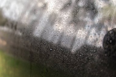 Arka plan olarak bardağa su damlaları düşer.