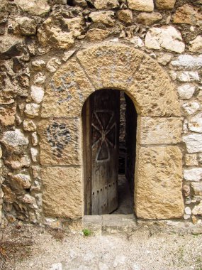 Golubac Kalesi - Tuna Nehri 'nin girişindeki 12. yüzyıl kalesi. Kuzey Sırbistan