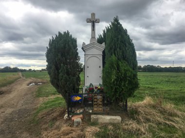 İspanya 'nın kuzeybatısındaki Santiago de Compostela katedraline giden Camino de Santiago hac güzergahı, Polonya' nın Czestochowa kenti yakınlarında hava bulutlu ve rüzgarlı.