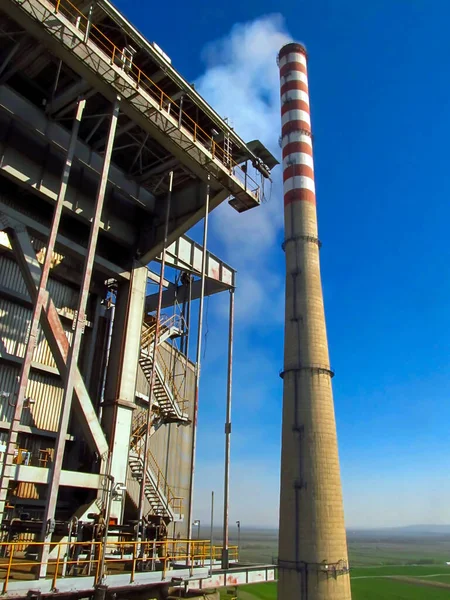 背の高い煙突と大きなボイラーの上部 — ストック写真