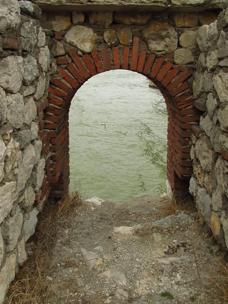 Фрагмент Кирпичной Арки Каменной Стене Руины Замка Голубак Сербии — стоковое фото