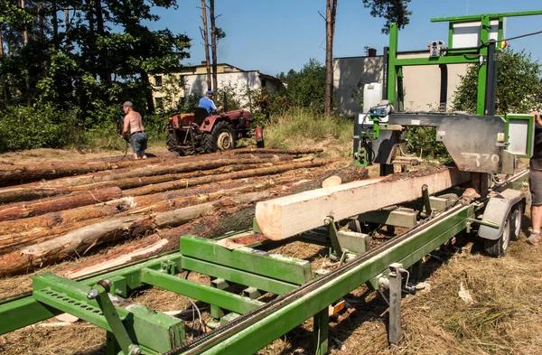 Mobile Sawing Equipment Logs Open Air Rural Landscape Sunny Day — Stock Photo, Image