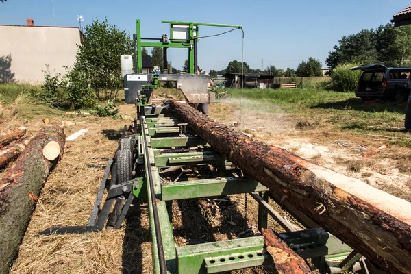 Mobile Sawing Equipment Logs Open Air Rural Landscape Sunny Day — Stock Photo, Image