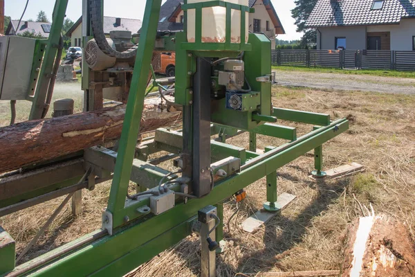 Mobilní Řezací Zařízení Pro Klády Pod Širým Nebem Venkovská Krajina — Stock fotografie