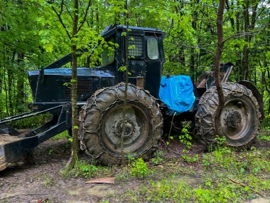 Zincirli bir traktör, Polonya 'daki Bieszczady Dağları' ndaki dağlık koşullarda orman işleri için adapte olmuş..