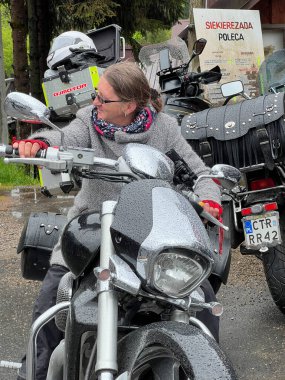 Ciasna, Polonya, 23 Mayıs 2025: Yağmurlu havada Cisna, Bieszczady Dağları 'nda üç tekerlekli motosiklet mitingi