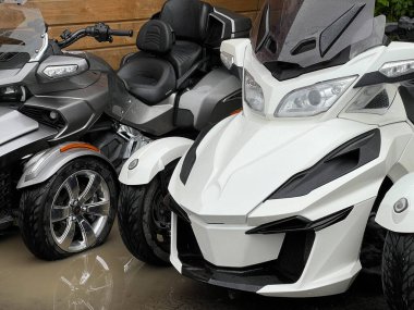 Yağmurlu havada Cisna, Bieszczady Dağları 'nda bisiklet yarışı.