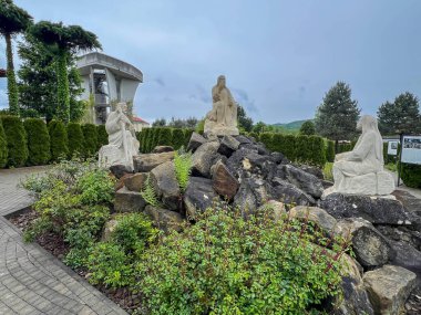 Stara Wies, Polonya, 24 Mayıs 2025: Polonya 'nın Stara Wies şehrinde bulunan Cizvit Bazilikası' nda İncil Bahçesi. O, dağa tecelli edince onu parça parça etti..