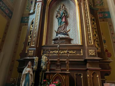 Strachocina, Polonya, 24 Mayıs 2025: St. Andrew Bobola, Polonya 'nın doğduğu yer olan Strachocina, İskenderiye' deki St. Catherine Kilisesi. Meryem 'in figürü ve resimleri.