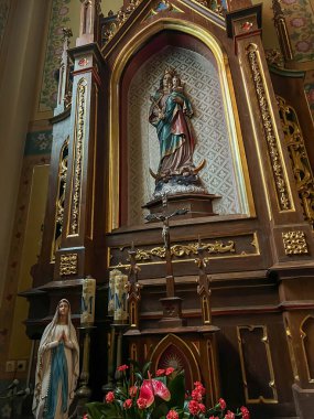 Strachocina, Polonya, 24 Mayıs 2025: St. Andrew Bobola, Polonya 'nın doğduğu yer olan Strachocina, İskenderiye' deki St. Catherine Kilisesi. Meryem 'in figürü ve resimleri.