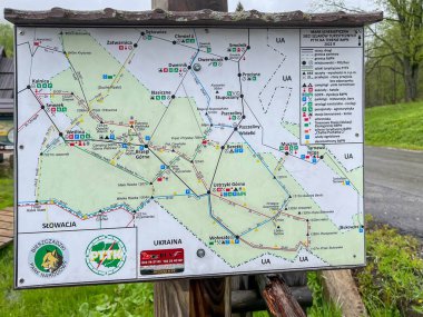Brzegi Gorne, Polonya, 23 Mayıs 2025: Brzegi Gorne, Bieszczady Dağları 'ndaki Ana Beskid Patikası' nın haritasını içeren bilgi tahtası.