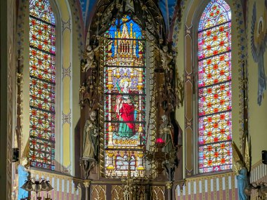 Strachocina, Polonya, 24 Mayıs 2025: St. Andrew Bobola, Polonya 'nın doğduğu yer olan Strachocina, İskenderiye' deki St. Catherine Kilisesi. Ana sunağın üstündeki lekeli cam pencereler..
