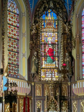 Strachocina, Polonya, 24 Mayıs 2025: St. Andrew Bobola, Polonya 'nın doğduğu yer olan Strachocina, İskenderiye' deki St. Catherine Kilisesi. Ana sunağın üstündeki lekeli cam pencereler..