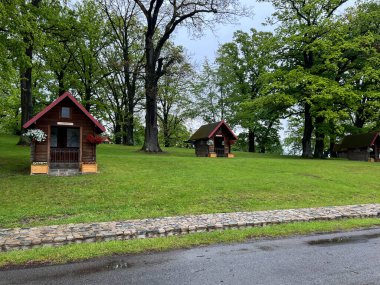 Strachocina, Polonya, 24 Mayıs 2025: Polonya 'nın Strachocina kentindeki St. Andrew Bobola Şapeli' ni çevreleyen Haç İstasyonları.