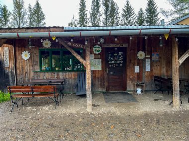 Wetlina, Polonya, 23 Mayıs 2025: Wetlina 'daki PTTK turizm istasyonu ve kamp alanı, Bieszczady Dağları' nın atmosferini oluşturuyor..