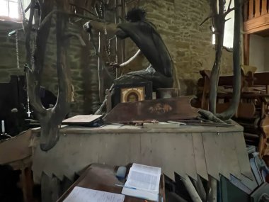 Lopianka, Polonya, 23 Mayıs 2025: Lopianka 'daki St. Martyr Paraskevi Kilisesi' nin yenilenmiş hali. Bieszczady Dağları 'nın İsa' sı