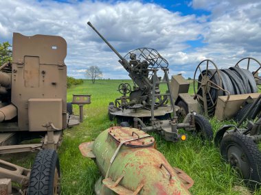 Zalno, Polonya, 11 Mayıs 2025: Eski askeri teçhizat Polonya 'nın Tuchola kenti yakınlarındaki Zalno' daki 