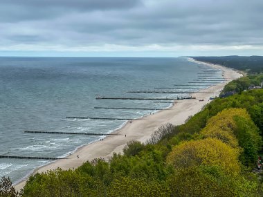 Polonya 'daki Baltık Denizi' ndeki Niechorze Deniz Feneri 'nin manzarası.