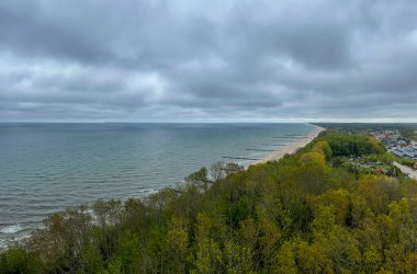 Polonya 'daki Baltık Denizi' ndeki Niechorze Deniz Feneri 'nin manzarası.