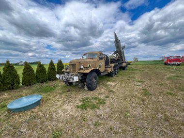 Zalno, Polonya, 11 Mayıs 2025: Eski askeri teçhizat Polonya 'nın Tuchola kenti yakınlarındaki Zalno' daki 