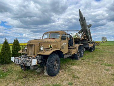 Zalno, Polonya, 11 Mayıs 2025: Eski askeri teçhizat Polonya 'nın Tuchola kenti yakınlarındaki Zalno' daki 