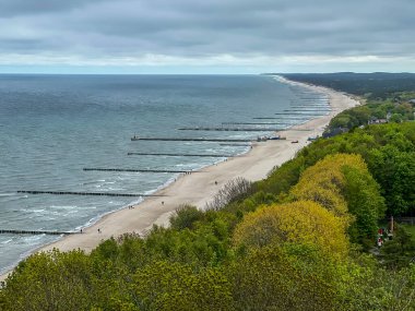 Polonya 'daki Baltık Denizi' ndeki Niechorze Deniz Feneri 'nin manzarası.