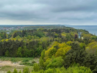 Polonya 'daki Baltık Denizi' ndeki Niechorze Deniz Feneri 'nin manzarası.