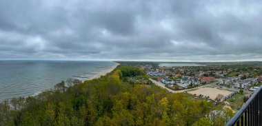 Polonya 'daki Baltık Denizi' ndeki Niechorze Deniz Feneri 'nin manzarası.