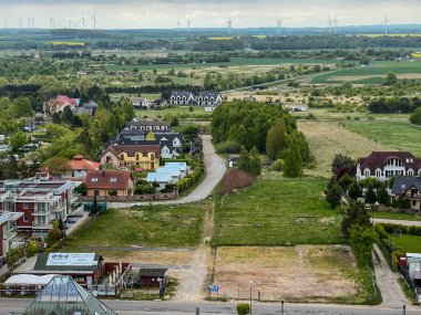Niechorze, Polonya, 10 Mayıs 2025: Polonya 'da Baltık Denizi kıyısındaki Niechorze Deniz Feneri' nden bölgeye bakış.