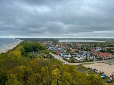 Polonya 'daki Baltık Denizi' ndeki Niechorze Deniz Feneri 'nin manzarası.