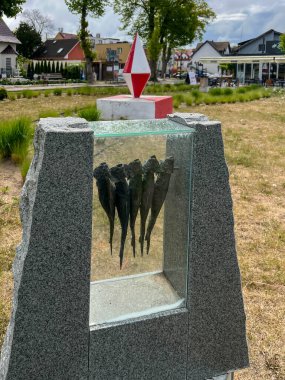 Niechorze, Polonya, 10 Mayıs 2025: Polonya 'da Baltık Denizi üzerinde Niechorze' da bir meydanda tütsülenmiş balık heykeli.