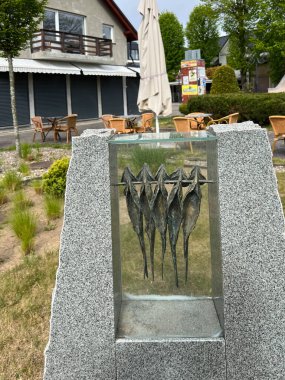 Niechorze, Polonya, 10 Mayıs 2025: Polonya 'da Baltık Denizi üzerinde Niechorze' da bir meydanda tütsülenmiş balık heykeli.