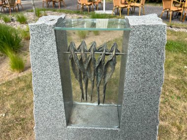 Niechorze, Polonya, 10 Mayıs 2025: Polonya 'da Baltık Denizi üzerinde Niechorze' da bir meydanda tütsülenmiş balık heykeli.