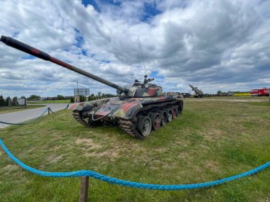 Polonya 'nın Tuchola kentinde bir sergi olarak bir restoranın yanında eski bir tank duruyor..