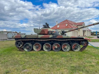 Polonya 'nın Tuchola kentinde bir sergi olarak bir restoranın yanında eski bir tank duruyor..