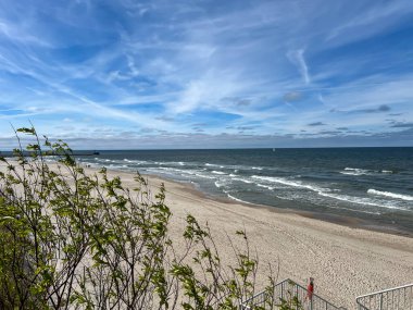 Mayıs ayı başlarında Mrzezyno yakınlarında boş bir Baltık plajı..