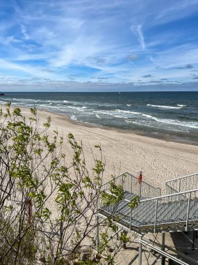Mayıs ayı başlarında Mrzezyno yakınlarında boş bir Baltık plajı..