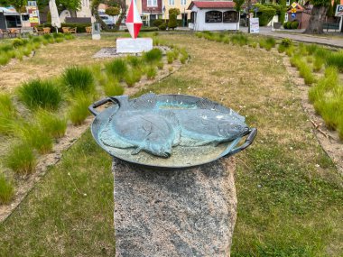 Polonya 'nın Baltık Denizi' ndeki Niechorze meydanında bir pisi balığı heykeli.